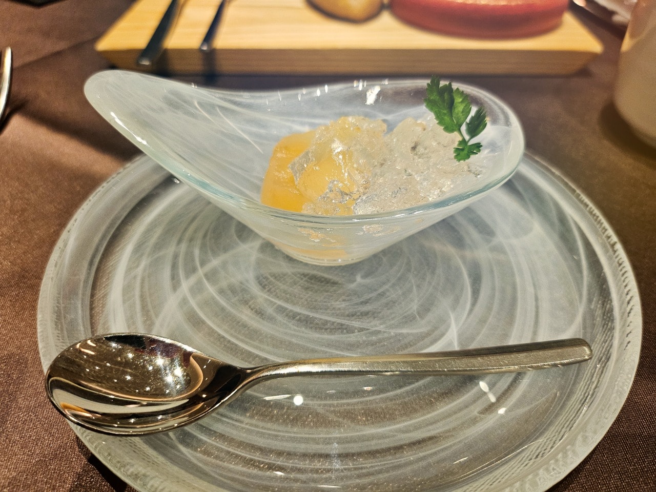 北海道洞爺湖鶴雅洸之謌。絕美的旅店建築藝術設計和親切貼心服務，還有令人滿足的法式和日式美食。一泊二食餐點篇