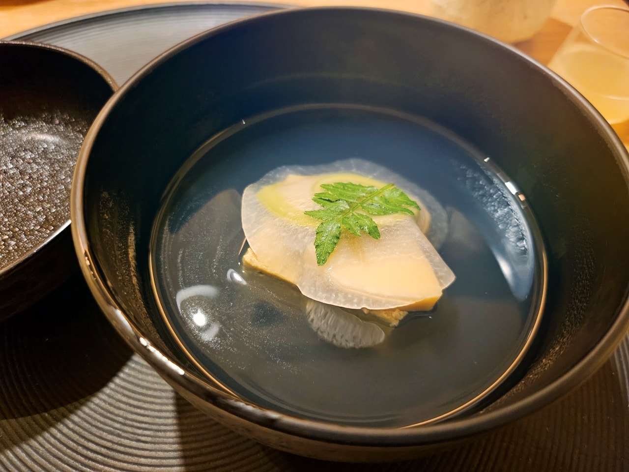北海道洞爺湖鶴雅洸之謌。絕美的旅店建築藝術設計和親切貼心服務，還有令人滿足的法式和日式美食。一泊二食餐點篇