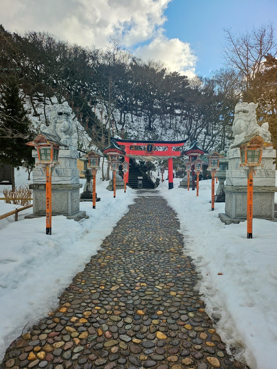 青森縣高山稻荷神社。充滿獨特氛圍的秘境神社，夢幻日式庭園中的千本鳥居雪景。