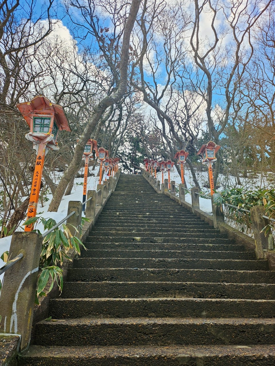 青森縣高山稻荷神社。充滿獨特氛圍的秘境神社，夢幻日式庭園中的千本鳥居雪景。