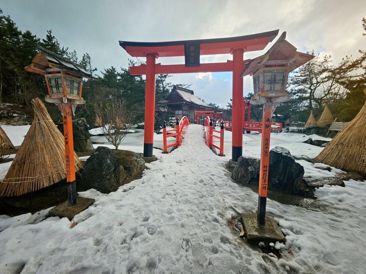 青森縣高山稻荷神社。充滿獨特氛圍的秘境神社，夢幻日式庭園中的千本鳥居雪景。