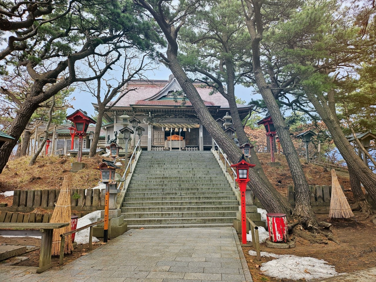 青森縣高山稻荷神社。充滿獨特氛圍的秘境神社，夢幻日式庭園中的千本鳥居雪景。