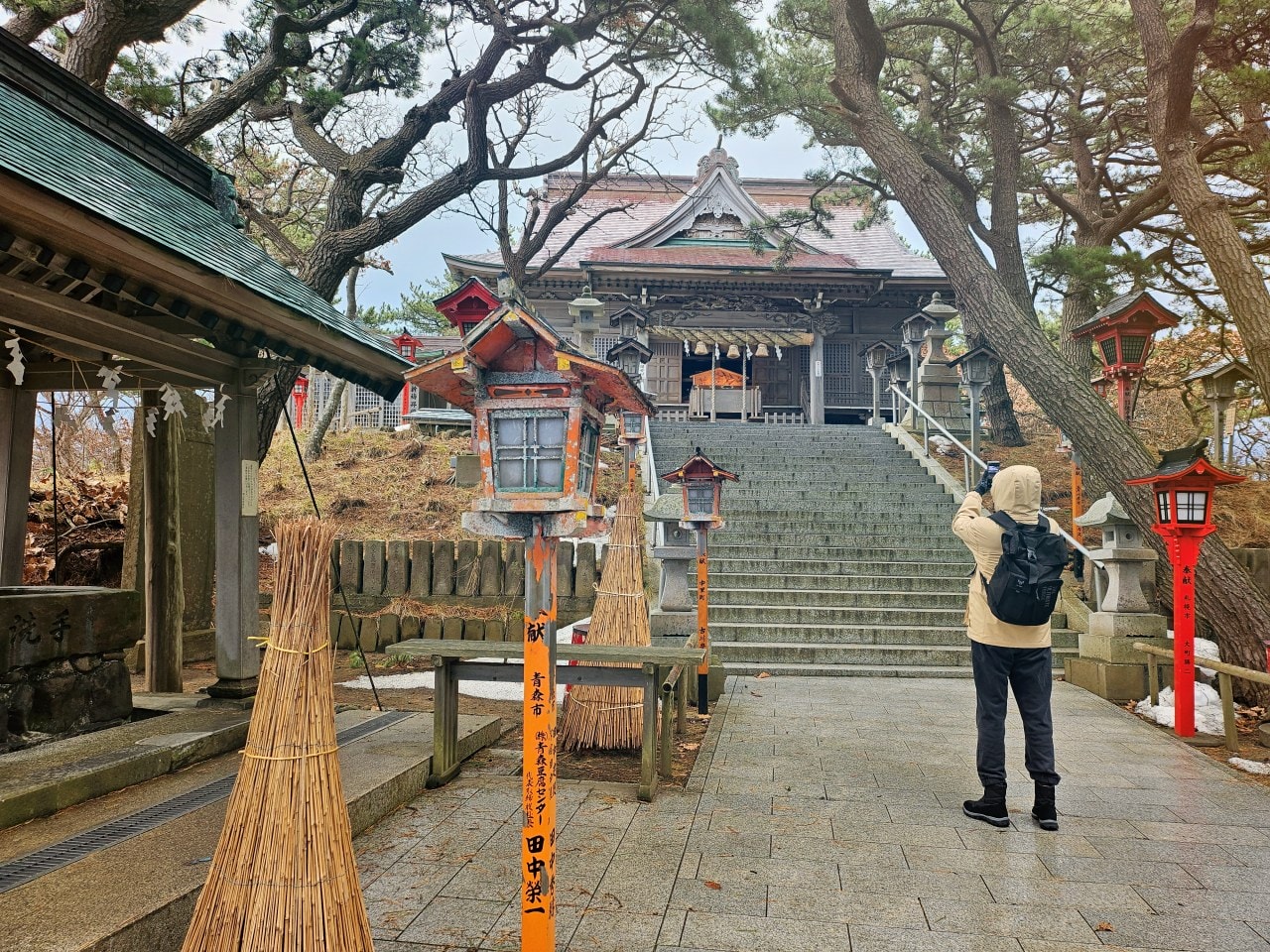 青森縣高山稻荷神社。充滿獨特氛圍的秘境神社，夢幻日式庭園中的千本鳥居雪景。