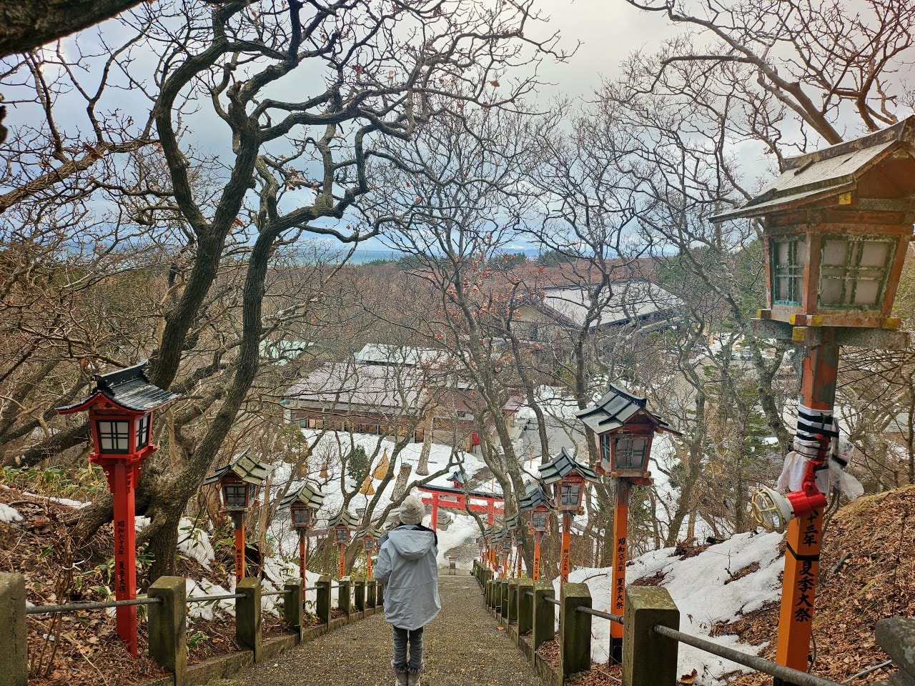 青森縣高山稻荷神社。充滿獨特氛圍的秘境神社，夢幻日式庭園中的千本鳥居雪景。