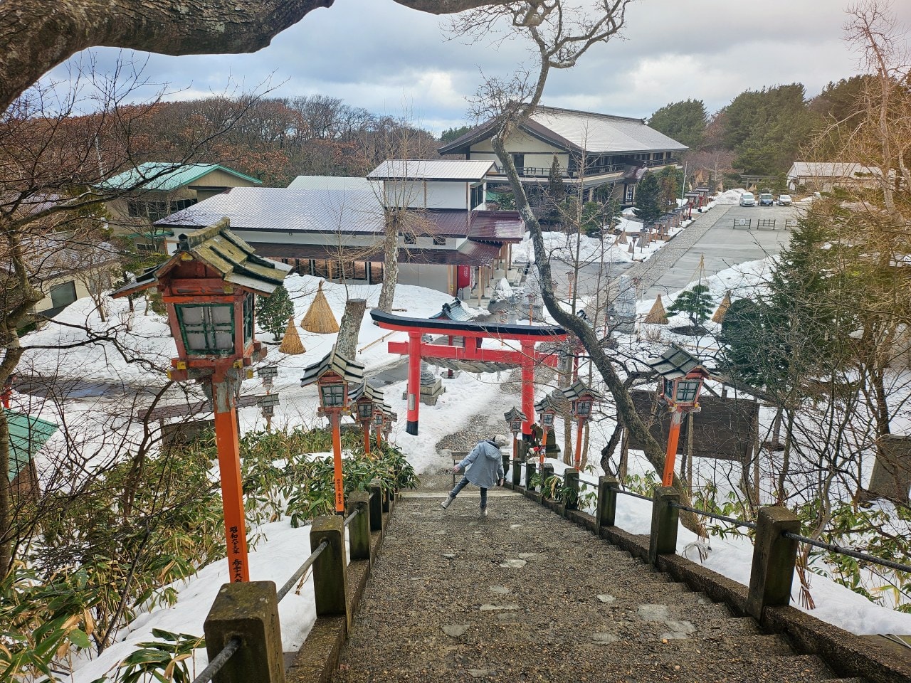 青森縣高山稻荷神社。充滿獨特氛圍的秘境神社，夢幻日式庭園中的千本鳥居雪景。