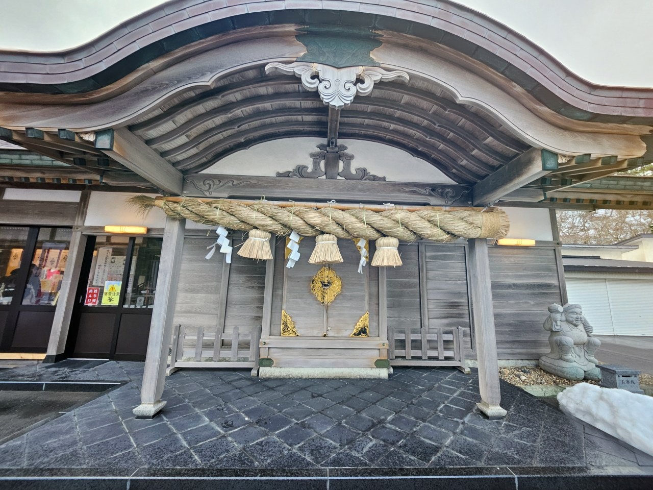 青森縣高山稻荷神社。充滿獨特氛圍的秘境神社，夢幻日式庭園中的千本鳥居雪景。