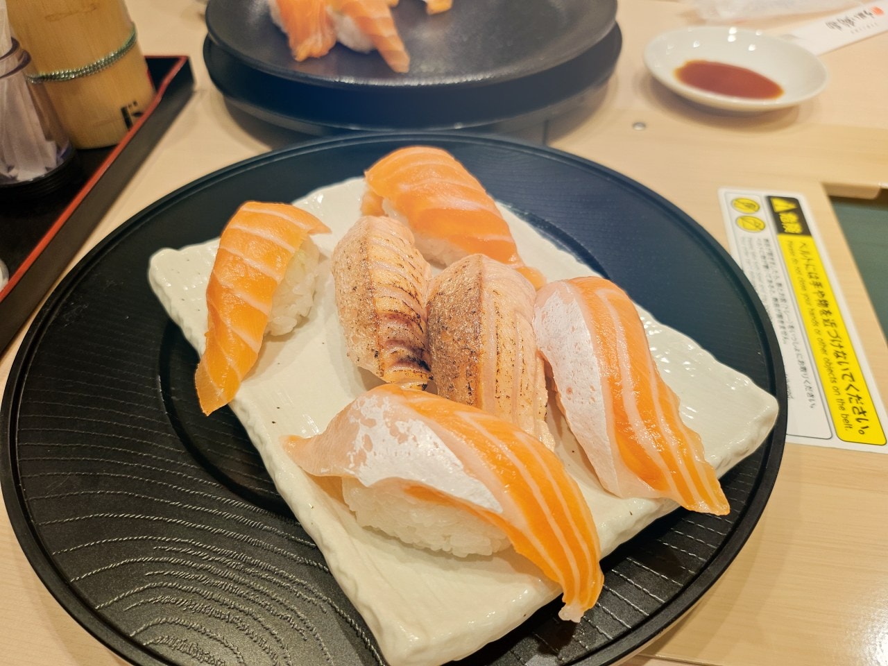 青森美食。青森車站一樓壽司店: うまい鮨勘 ゆとろぎ青森&ラビナ店。交通超方便、點餐式精緻迴轉壽司,享受好吃的握壽司、牛舌和烤魚 - 第9張圖 青森美食。青森車站一樓壽司店: うまい鮨勘 ゆとろぎ青森&ラビナ店。交通超方便、點餐式精緻迴轉壽司,享受好吃的握壽司、牛舌和烤魚