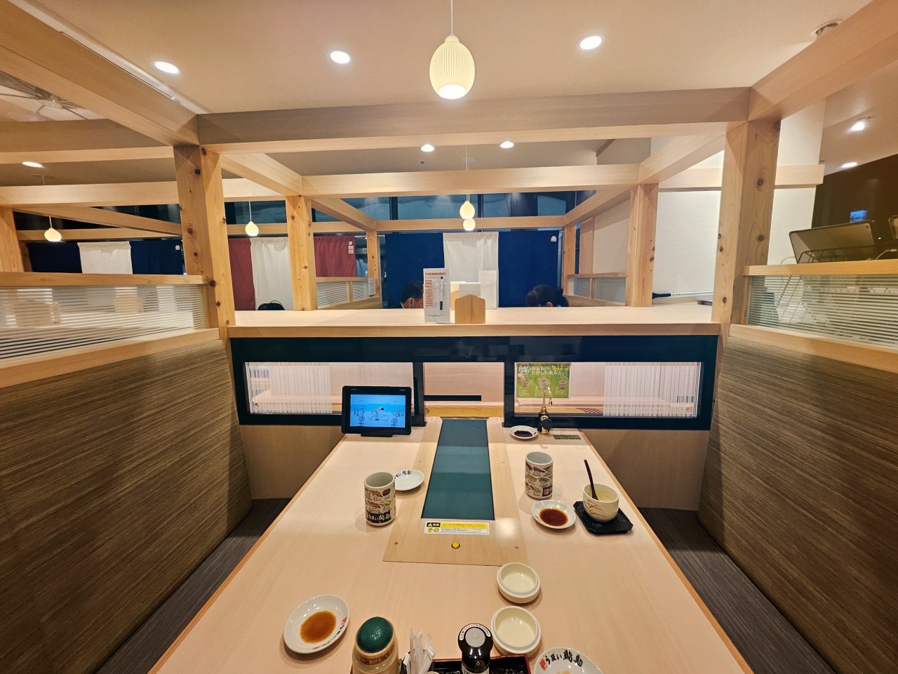 青森美食。青森車站一樓壽司店:  うまい鮨勘 ゆとろぎ青森＆ラビナ店。交通超方便、點餐式精緻迴轉壽司，享受好吃的握壽司、牛舌和烤魚