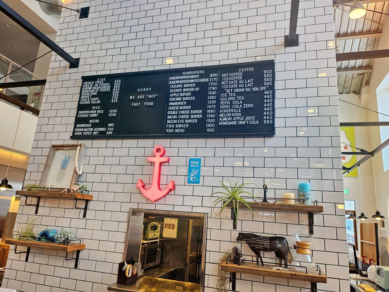 青森 A-factory。青森灣旁的購物美食好去處。各式蘋果製產品買到手軟，還有和牛漢堡和義式冰淇淋