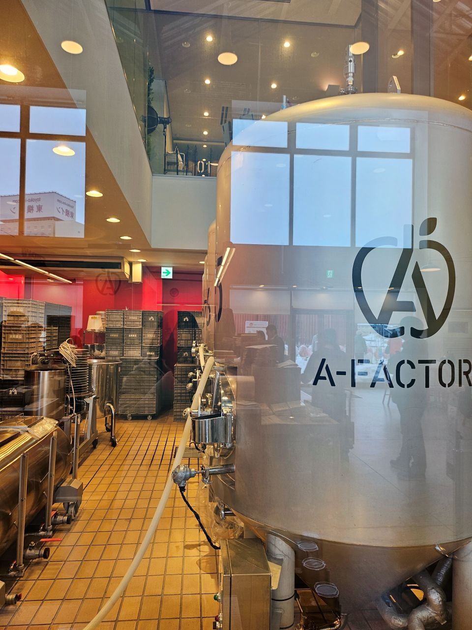 青森 A-factory。青森灣旁的購物美食好去處。各式蘋果製產品買到手軟，還有和牛漢堡和義式冰淇淋