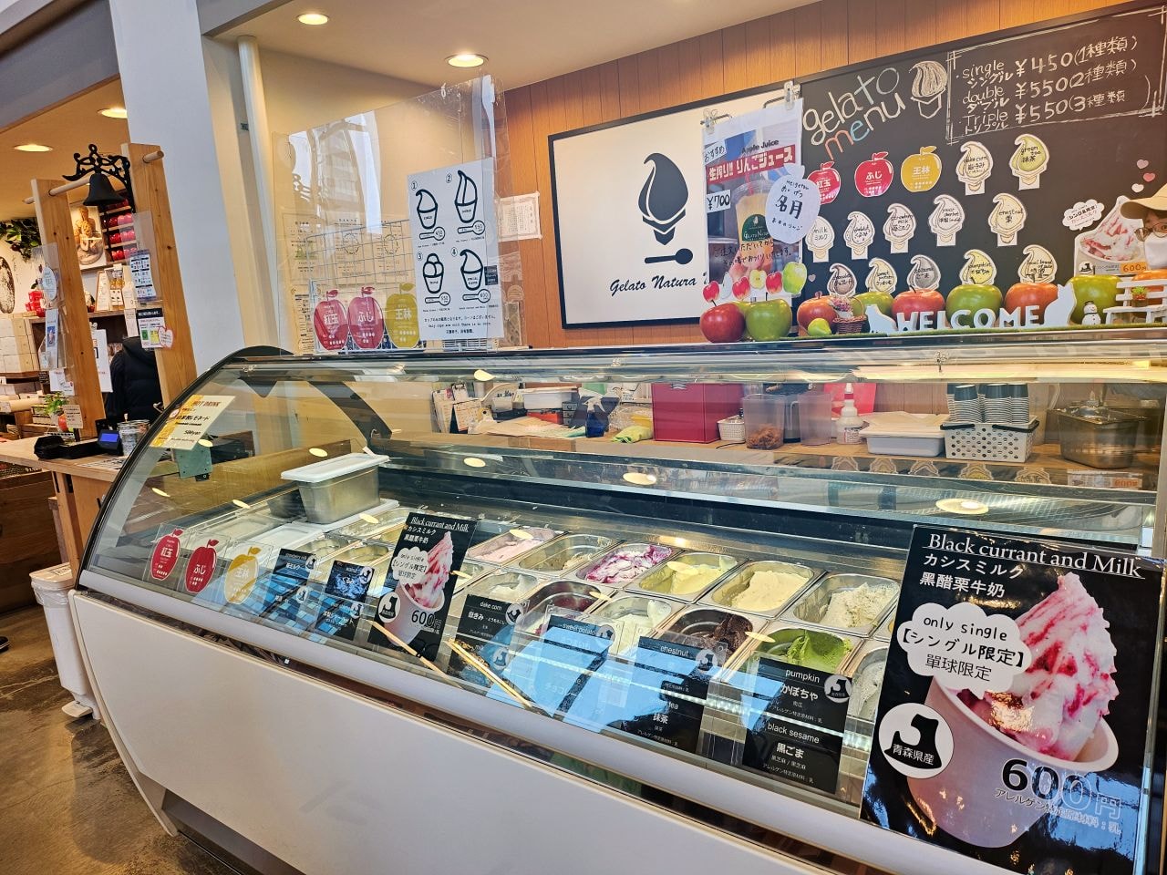 青森 A-factory。青森灣旁的購物美食好去處。各式蘋果製產品買到手軟，還有和牛漢堡和義式冰淇淋