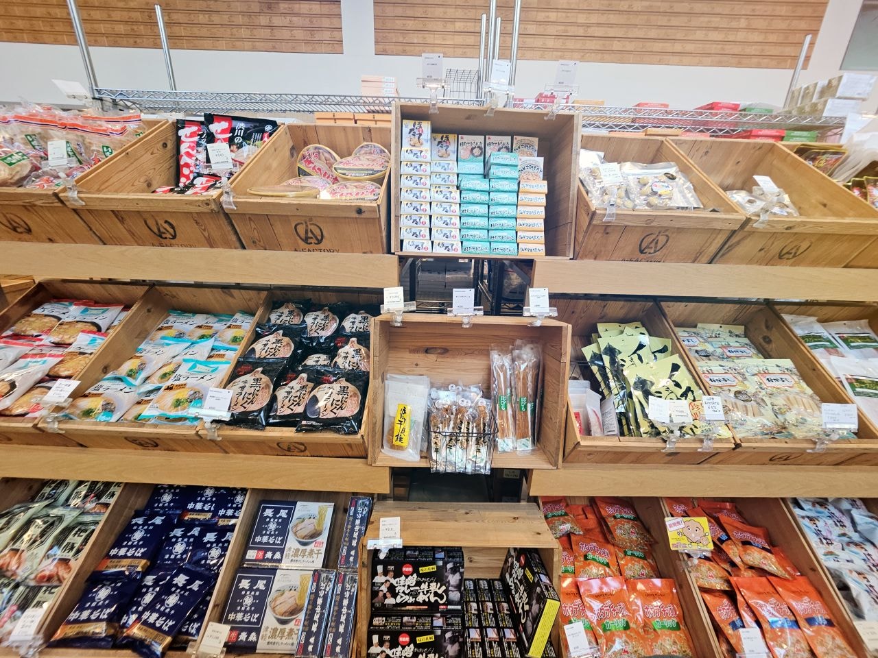 青森 A-factory。青森灣旁的購物美食好去處。各式蘋果製產品買到手軟，還有和牛漢堡和義式冰淇淋