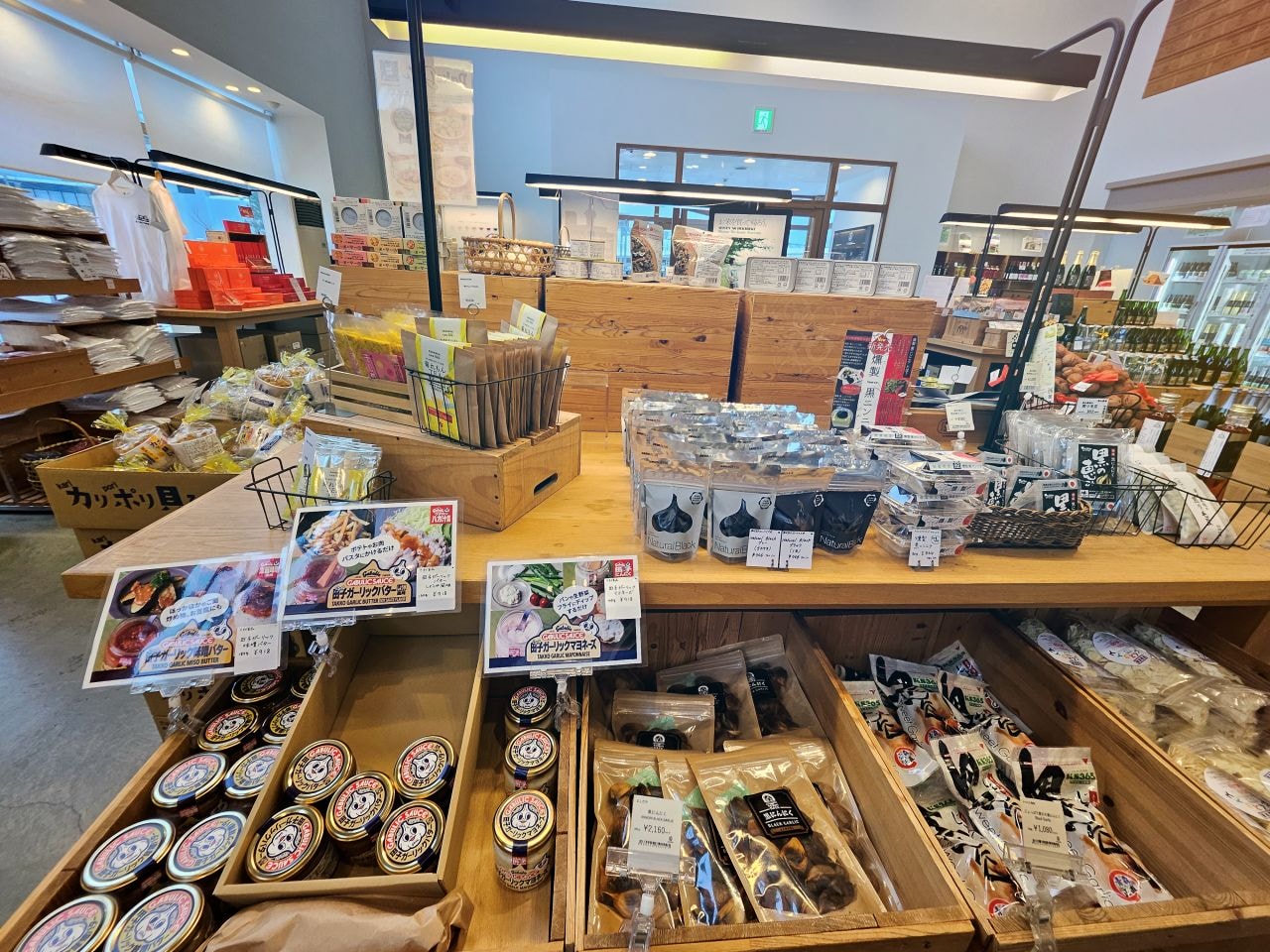 青森 A-factory。青森灣旁的購物美食好去處。各式蘋果製產品買到手軟，還有和牛漢堡和義式冰淇淋