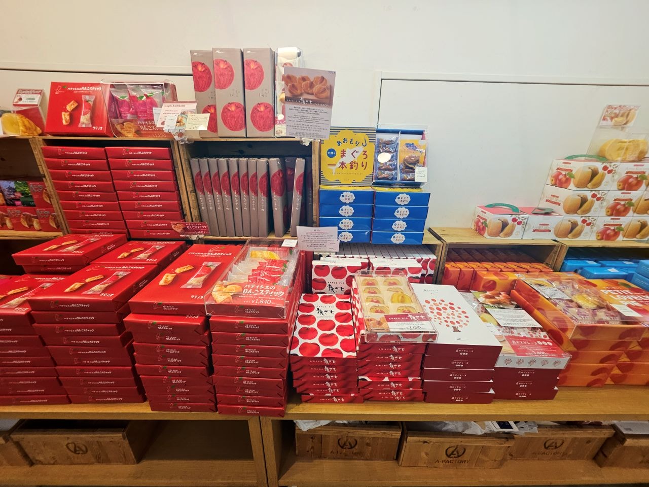 青森 A-factory。青森灣旁的購物美食好去處。各式蘋果製產品買到手軟，還有和牛漢堡和義式冰淇淋