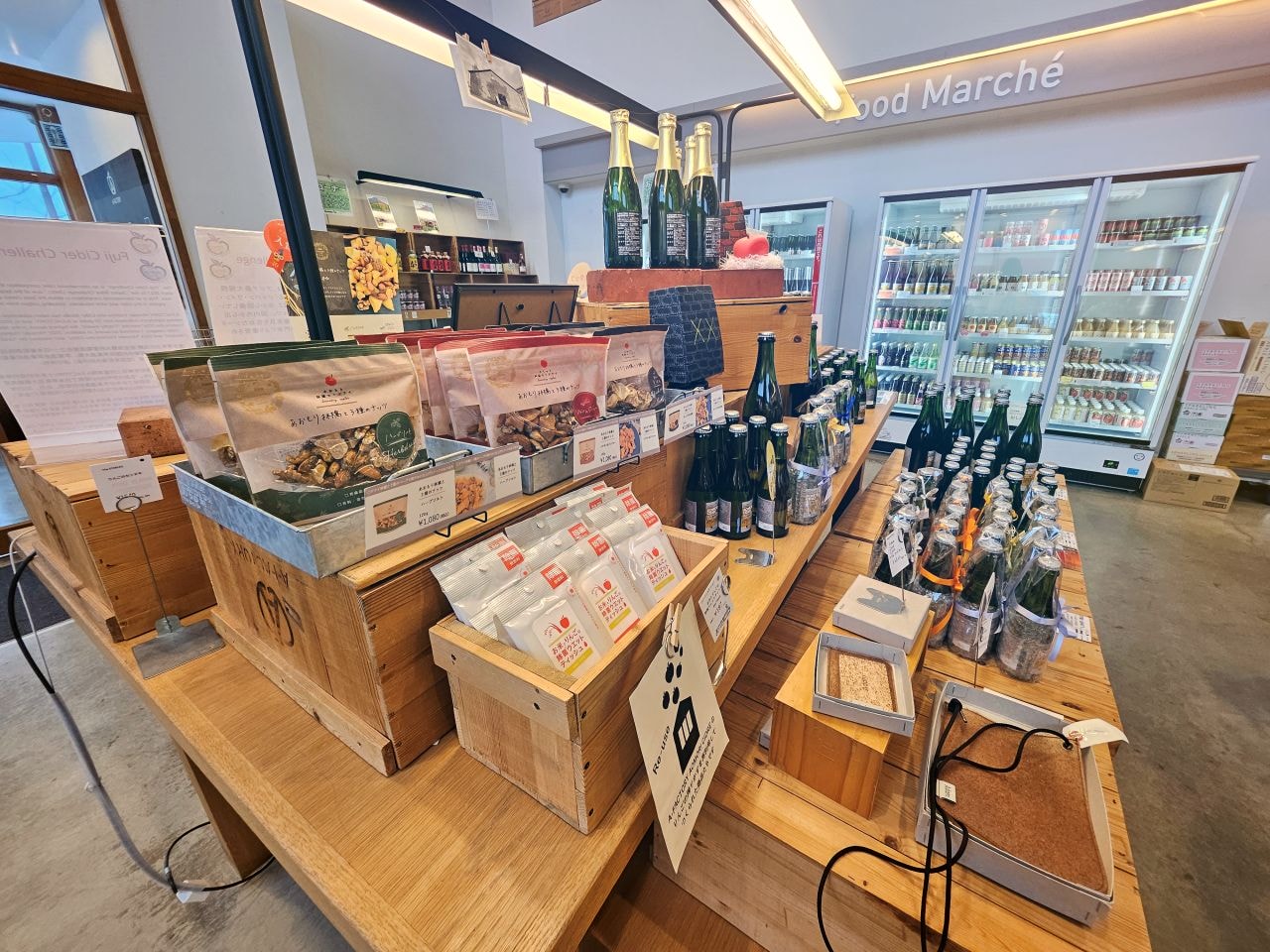 青森 A-factory。青森灣旁的購物美食好去處。各式蘋果製產品買到手軟，還有和牛漢堡和義式冰淇淋