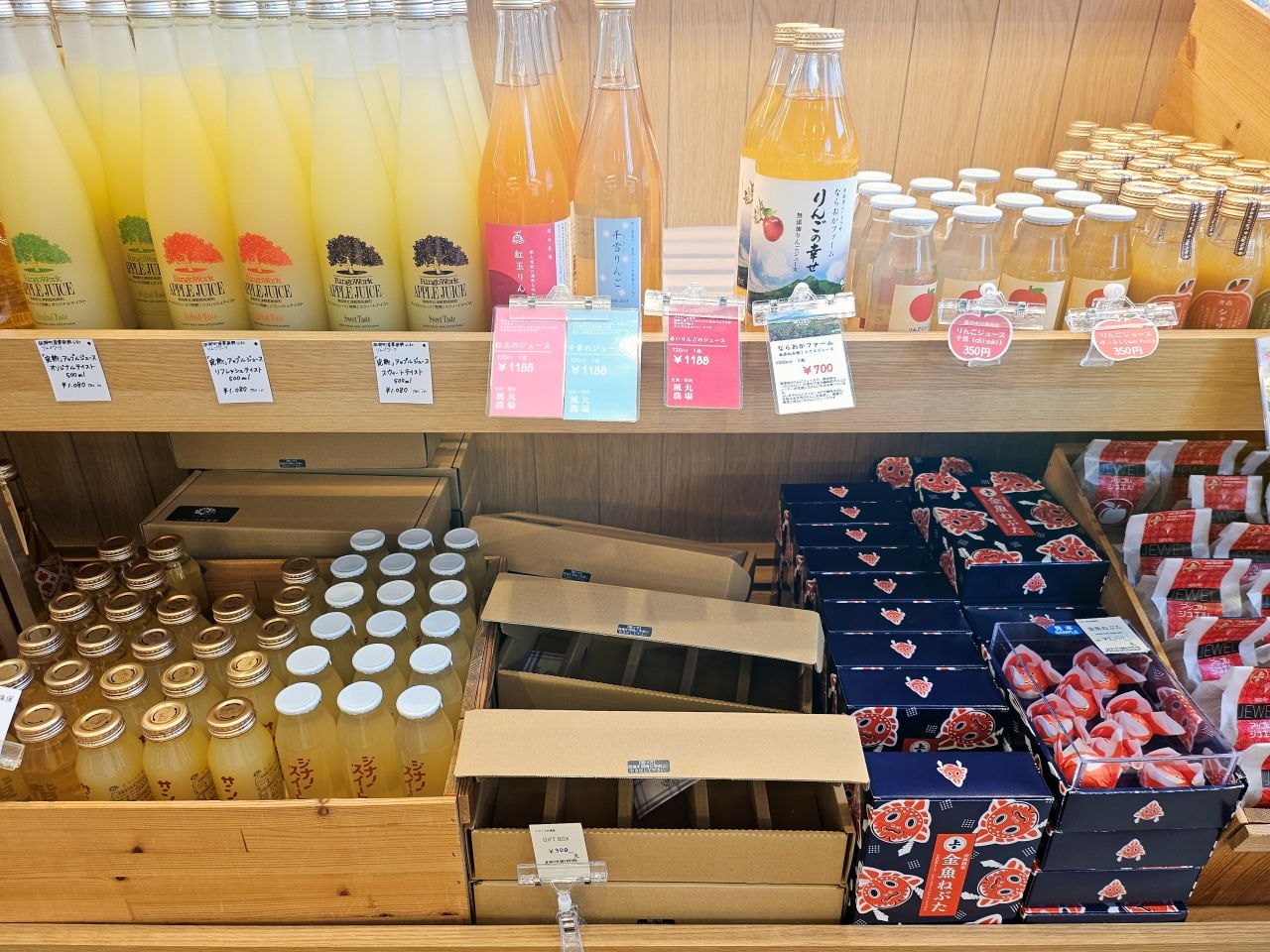 青森 A-factory。青森灣旁的購物美食好去處。各式蘋果製產品買到手軟，還有和牛漢堡和義式冰淇淋