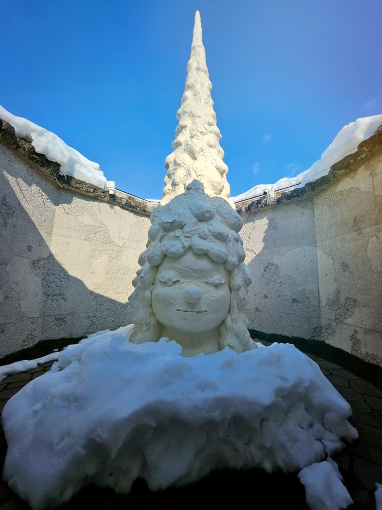 青森縣立美術館。在冬季拜訪雪中的白色青森犬和森之子雕塑