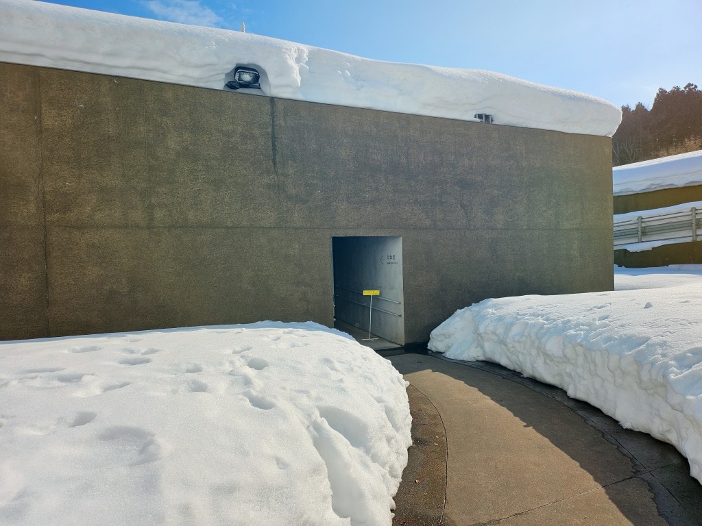 青森縣立美術館。在冬季拜訪雪中的白色青森犬和森之子雕塑