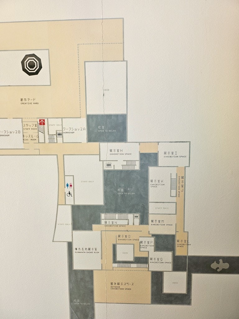 青森縣立美術館。在冬季拜訪雪中的白色青森犬和森之子雕塑