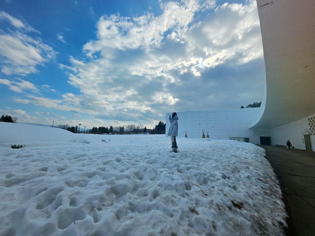 青森縣立美術館。在冬季拜訪雪中的白色青森犬和森之子雕塑