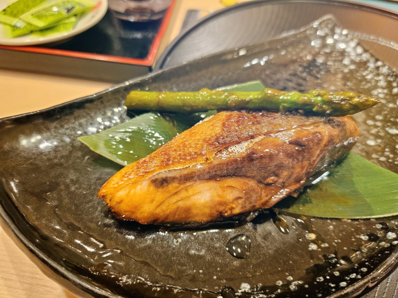 青森美食。青森車站一樓壽司店: うまい鮨勘 ゆとろぎ青森&ラビナ店。交通超方便、點餐式精緻迴轉壽司,享受好吃的握壽司、牛舌和烤魚 - 第15張圖 青森美食。青森車站一樓壽司店: うまい鮨勘 ゆとろぎ青森&ラビナ店。交通超方便、點餐式精緻迴轉壽司,享受好吃的握壽司、牛舌和烤魚