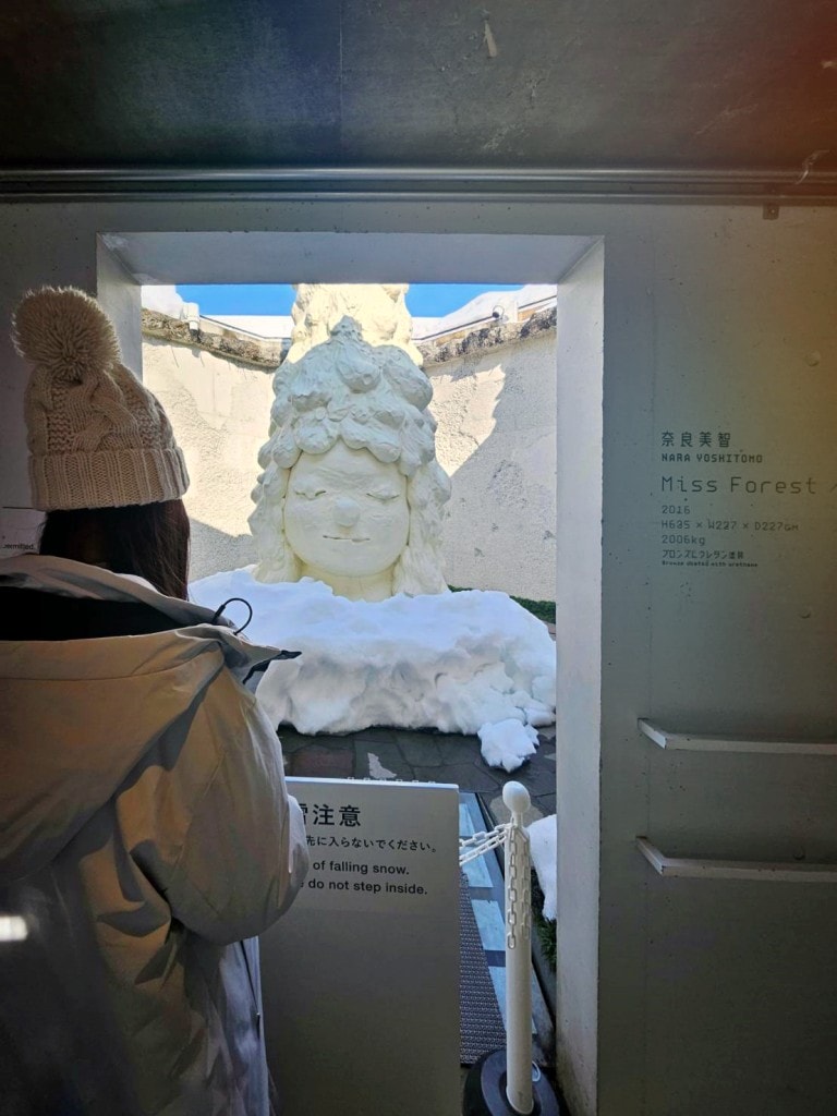 青森縣立美術館。在冬季拜訪雪中的白色青森犬和森之子雕塑