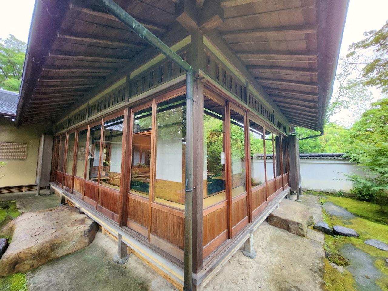 名古屋犬山 有樂苑庭園。拜訪國寶茶室如庵，漫步優美庭院、欣賞水琴窟清澈鈴聲