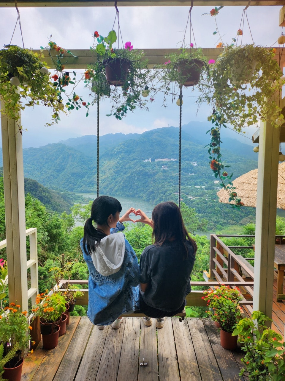 桃園復興 森鄰水岸景觀咖啡館。坐擁大漢溪谷遼闊天然美景，享受美味餐點