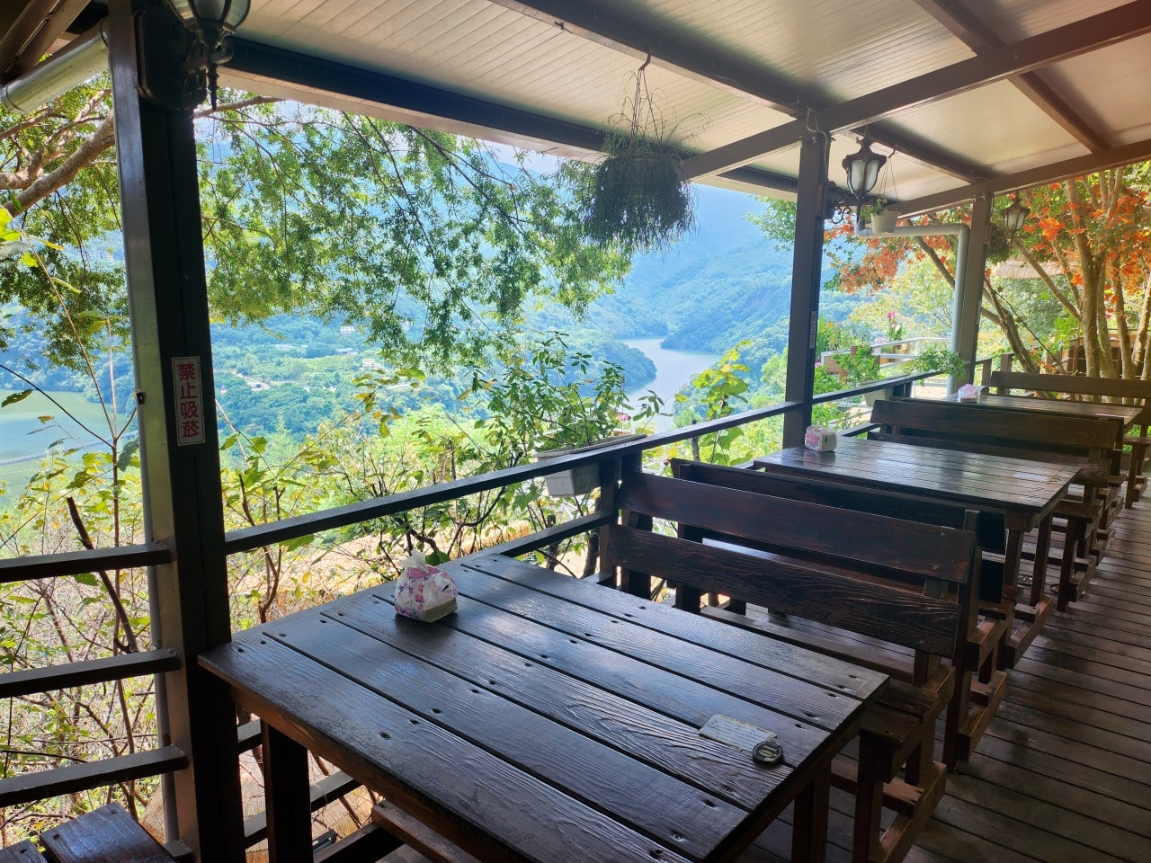 桃園復興 森鄰水岸景觀咖啡館。坐擁大漢溪谷遼闊天然美景，享受美味餐點