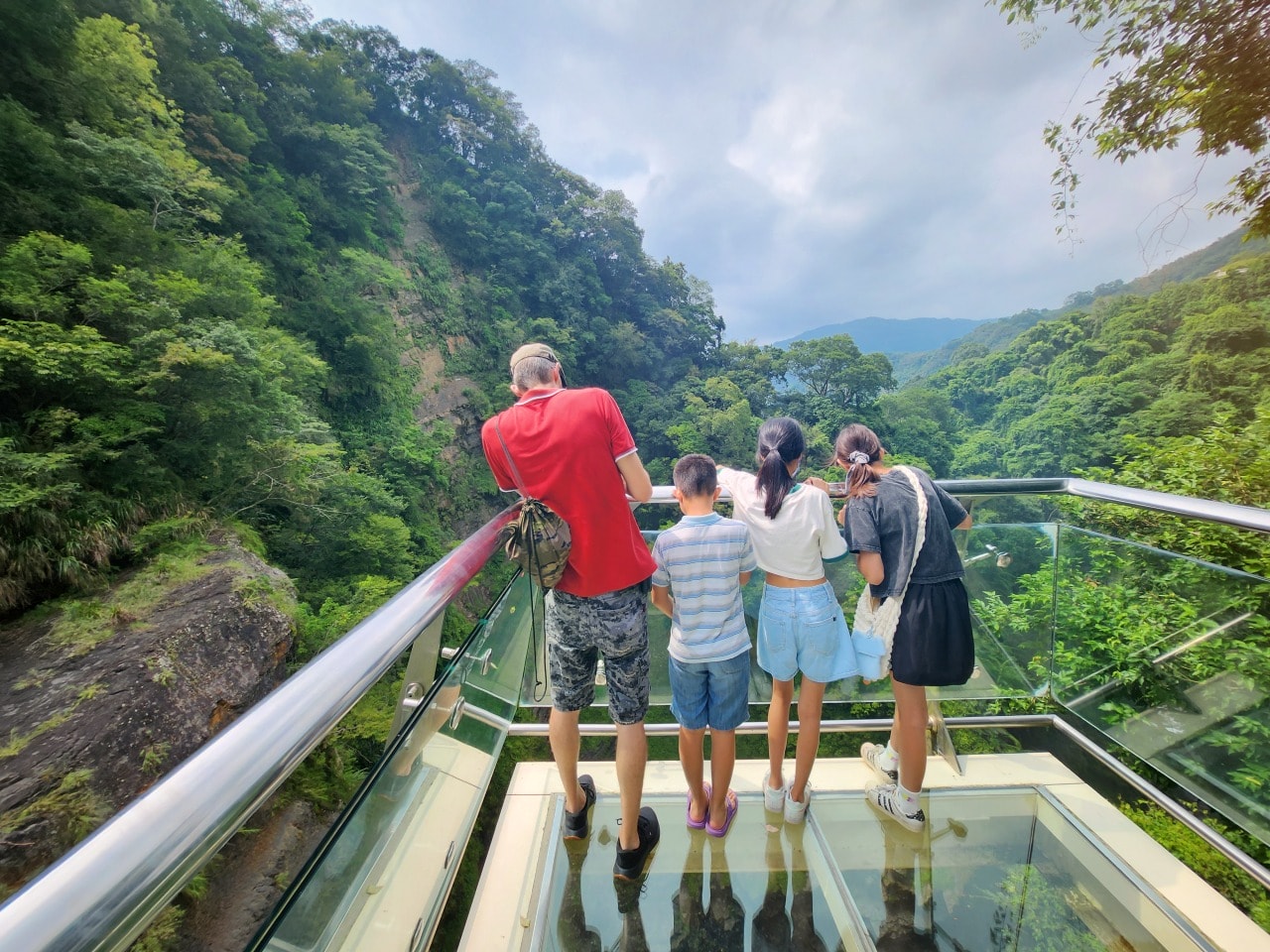 桃園復興 小烏來風景特定區。天空步道俯瞰壯觀小烏來瀑布,散步天空繩橋、和平吊橋、龍鳳瀑布觀景台,宇內溪戲水區玩水 - 第12張圖 桃園復興 小烏來風景特定區。天空步道俯瞰壯觀小烏來瀑布,散步天空繩橋、和平吊橋、龍鳳瀑布觀景台,宇內溪戲水區玩水
