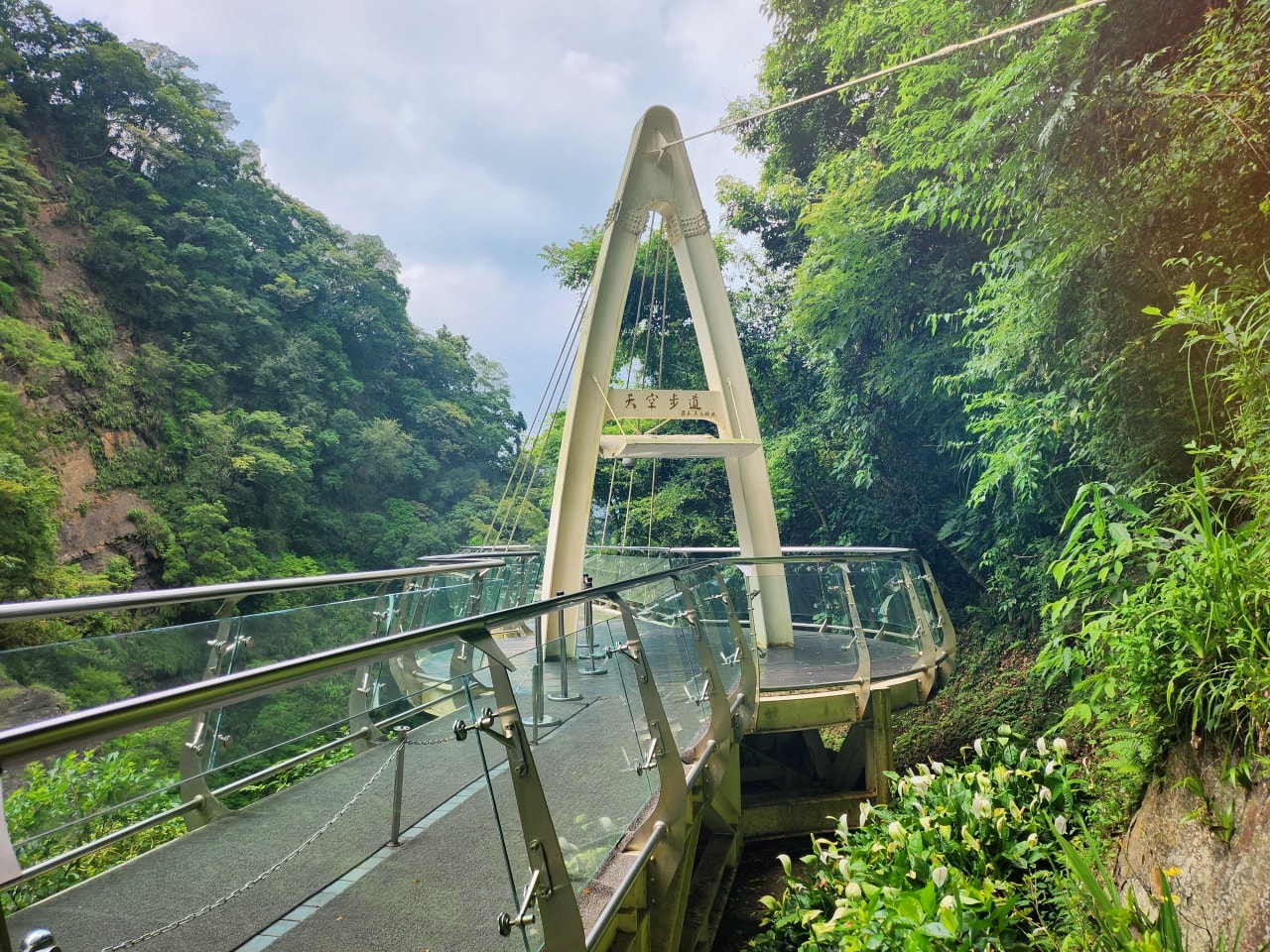 桃園復興 小烏來風景特定區。天空步道俯瞰壯觀小烏來瀑布,散步天空繩橋、和平吊橋、龍鳳瀑布觀景台,宇內溪戲水區玩水 - 第9張圖 桃園復興 小烏來風景特定區。天空步道俯瞰壯觀小烏來瀑布,散步天空繩橋、和平吊橋、龍鳳瀑布觀景台,宇內溪戲水區玩水
