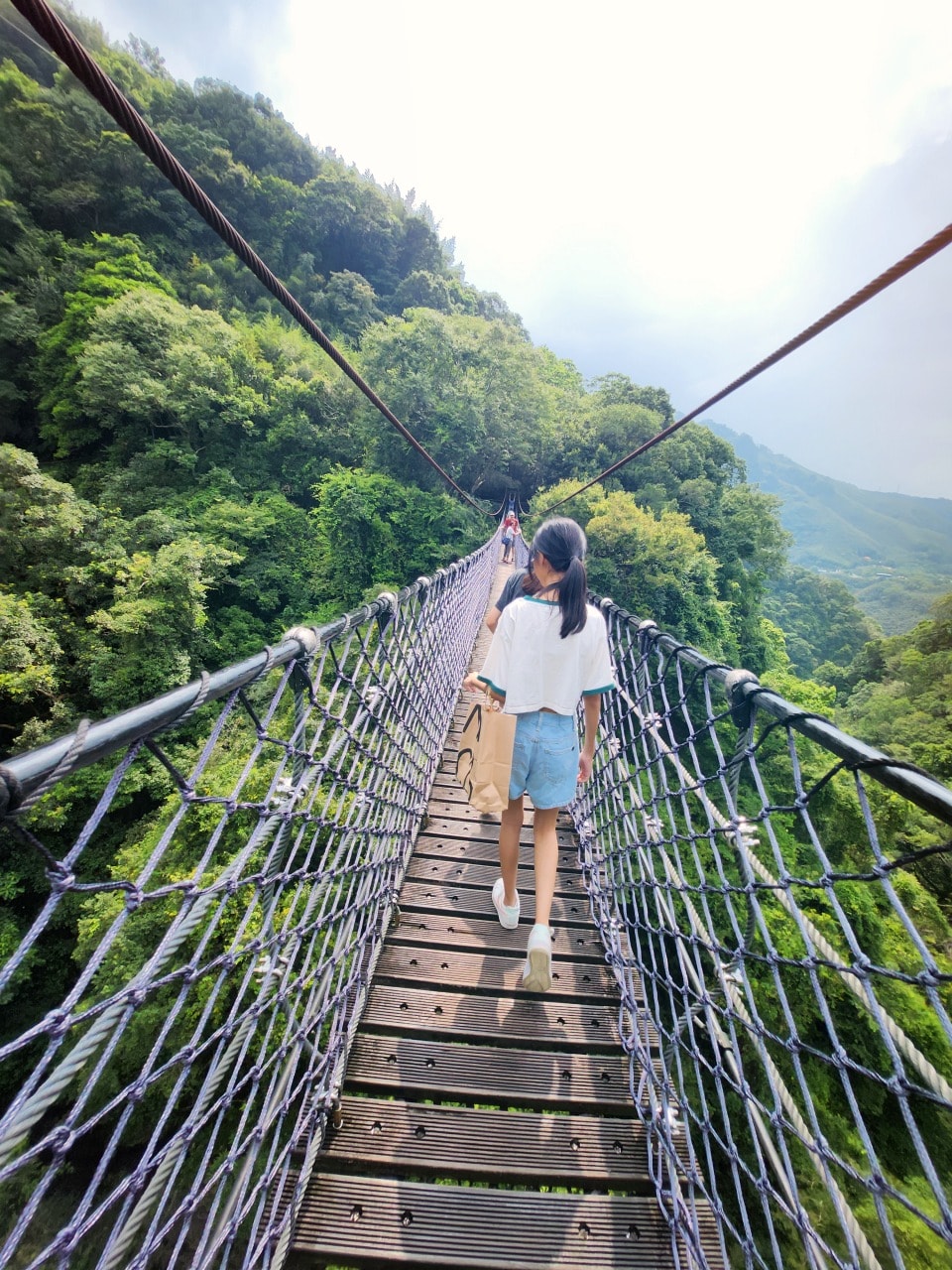 桃園復興 小烏來風景特定區。天空步道俯瞰壯觀小烏來瀑布,散步天空繩橋、和平吊橋、龍鳳瀑布觀景台,宇內溪戲水區玩水 - 第16張圖 桃園復興 小烏來風景特定區。天空步道俯瞰壯觀小烏來瀑布,散步天空繩橋、和平吊橋、龍鳳瀑布觀景台,宇內溪戲水區玩水