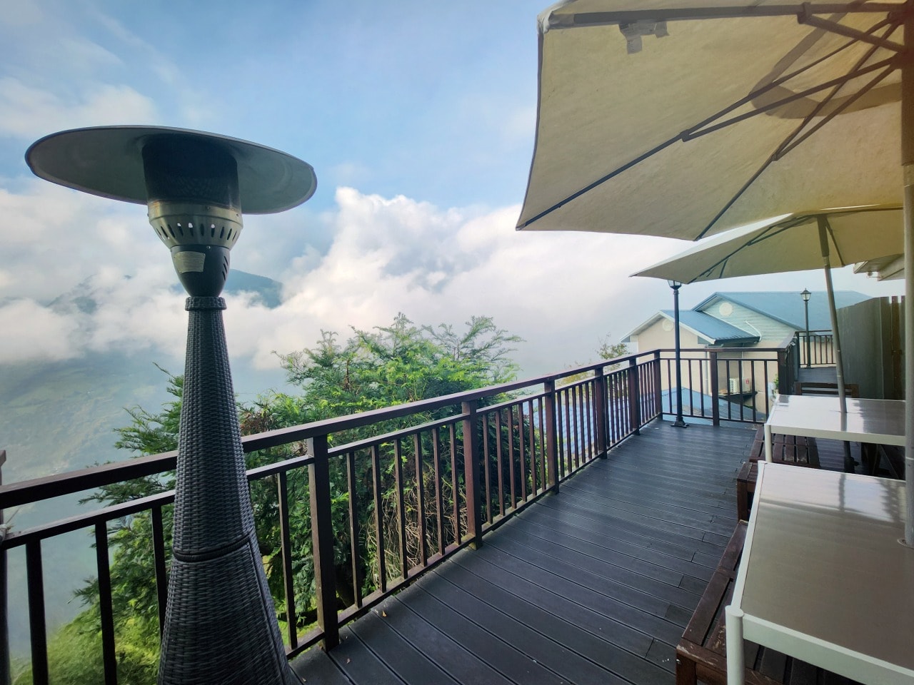 桃園復興 拉拉山民宿 雲山房 Cloud Villa 住宿體驗。被群山擁抱的早晨，與雲海、星空與神木森林相遇。