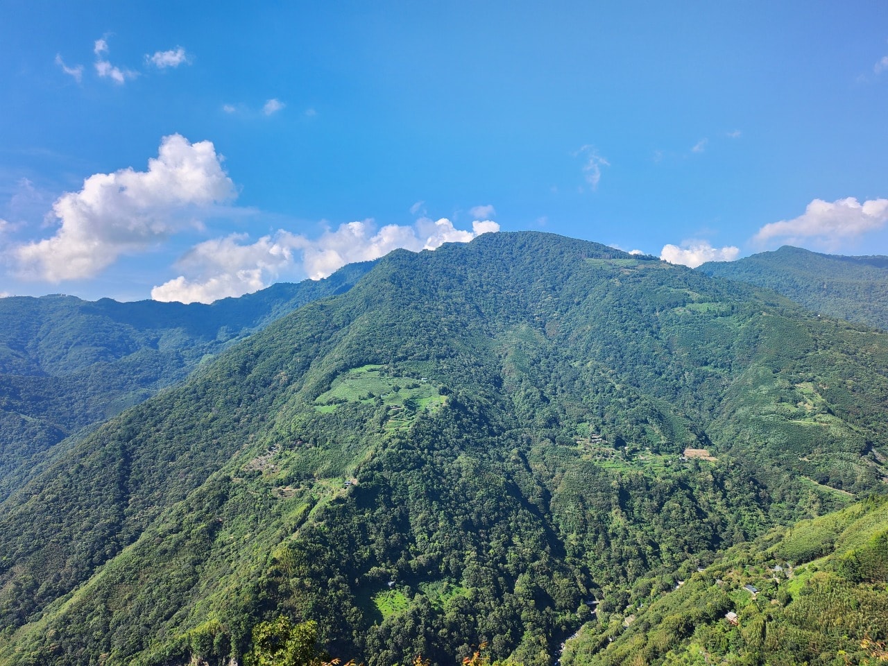 拉拉山加拉教會。群山環抱中的方舟教堂，與世無爭的秘境桃花源。