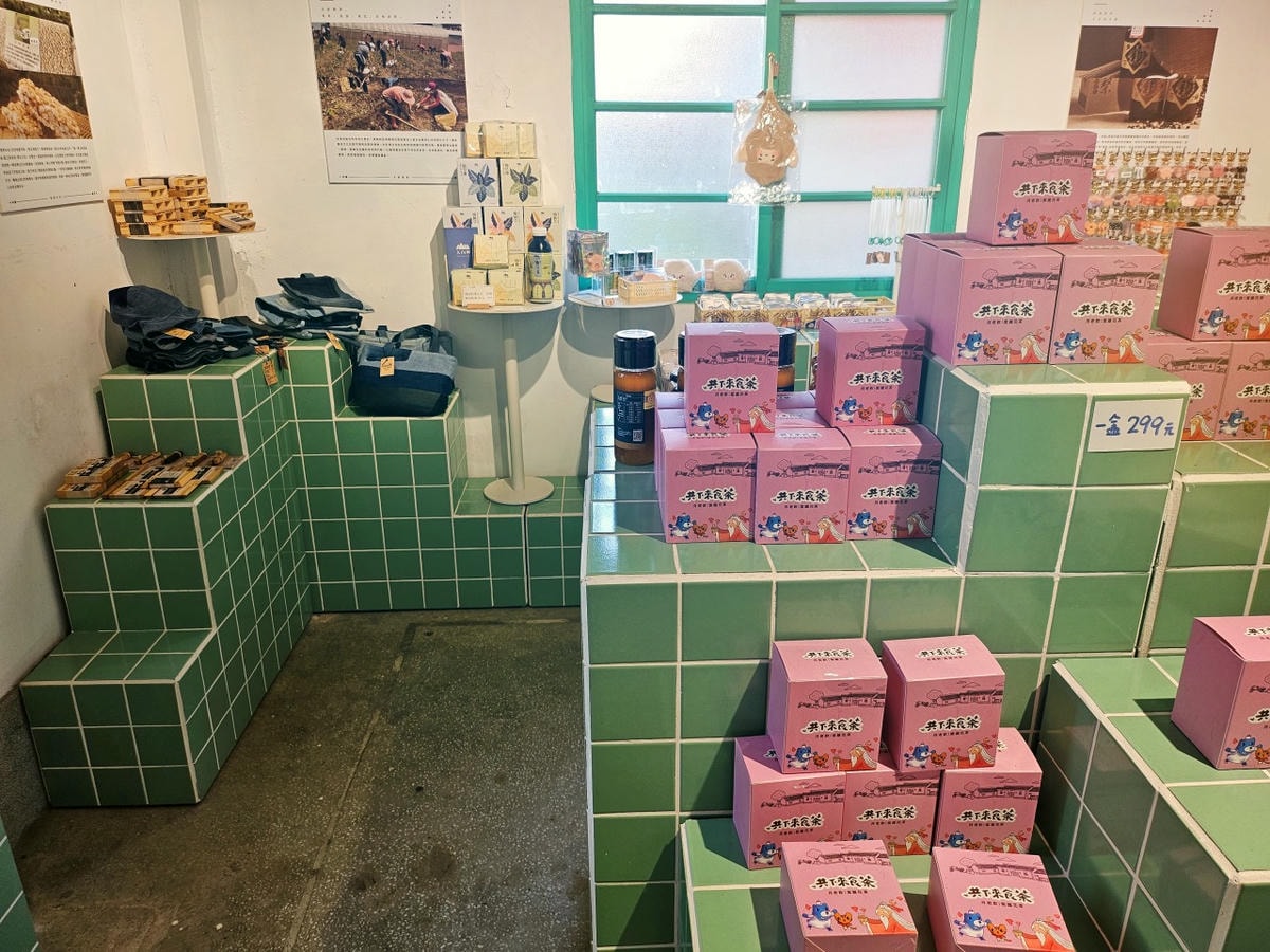 桃園中壢 馬祖新村文創園區。走進時光隧道、充滿故事的聚落，探訪咖啡館、選物店、手作文創工作坊。