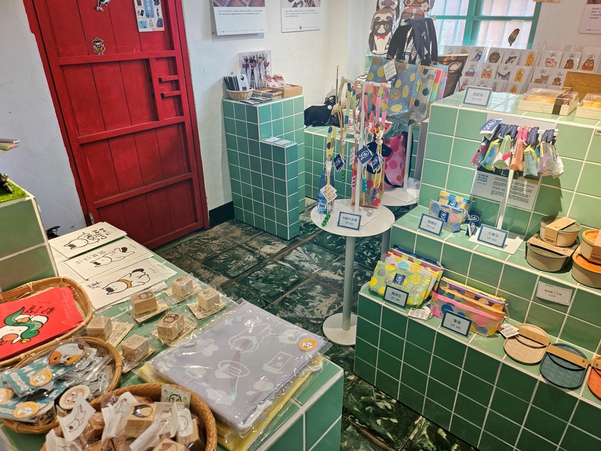 桃園中壢 馬祖新村文創園區。走進時光隧道、充滿故事的聚落，探訪咖啡館、選物店、手作文創工作坊。