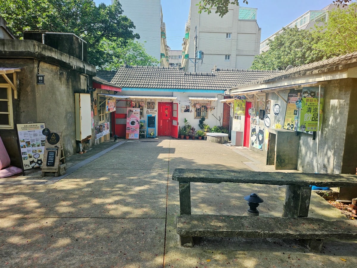 桃園中壢 馬祖新村文創園區。走進時光隧道、充滿故事的聚落，探訪咖啡館、選物店、手作文創工作坊。