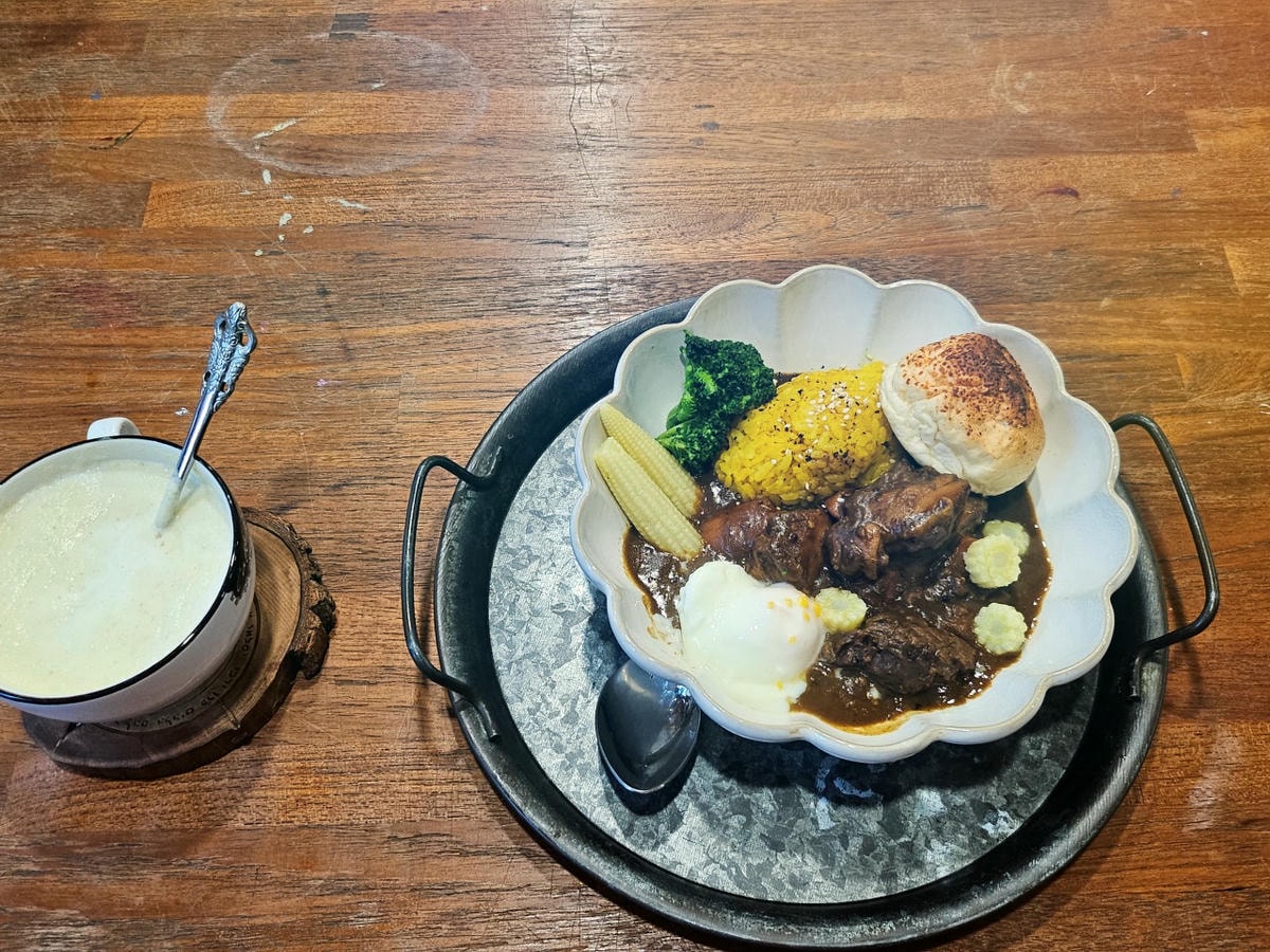 中壢森林系咖啡廳。艸緣 女巫焙煎所。帶點奇幻氛圍，充滿植栽和貓咪的小小療癒空間