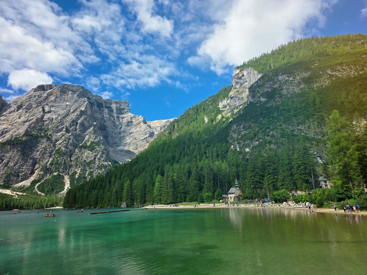 義大利 多洛米蒂 Dolomites 布萊埃斯湖 Lago di Braies。夢幻藍綠湖水上悠閒划船，享受多洛米堤的湖光山色。停車場預約須知。