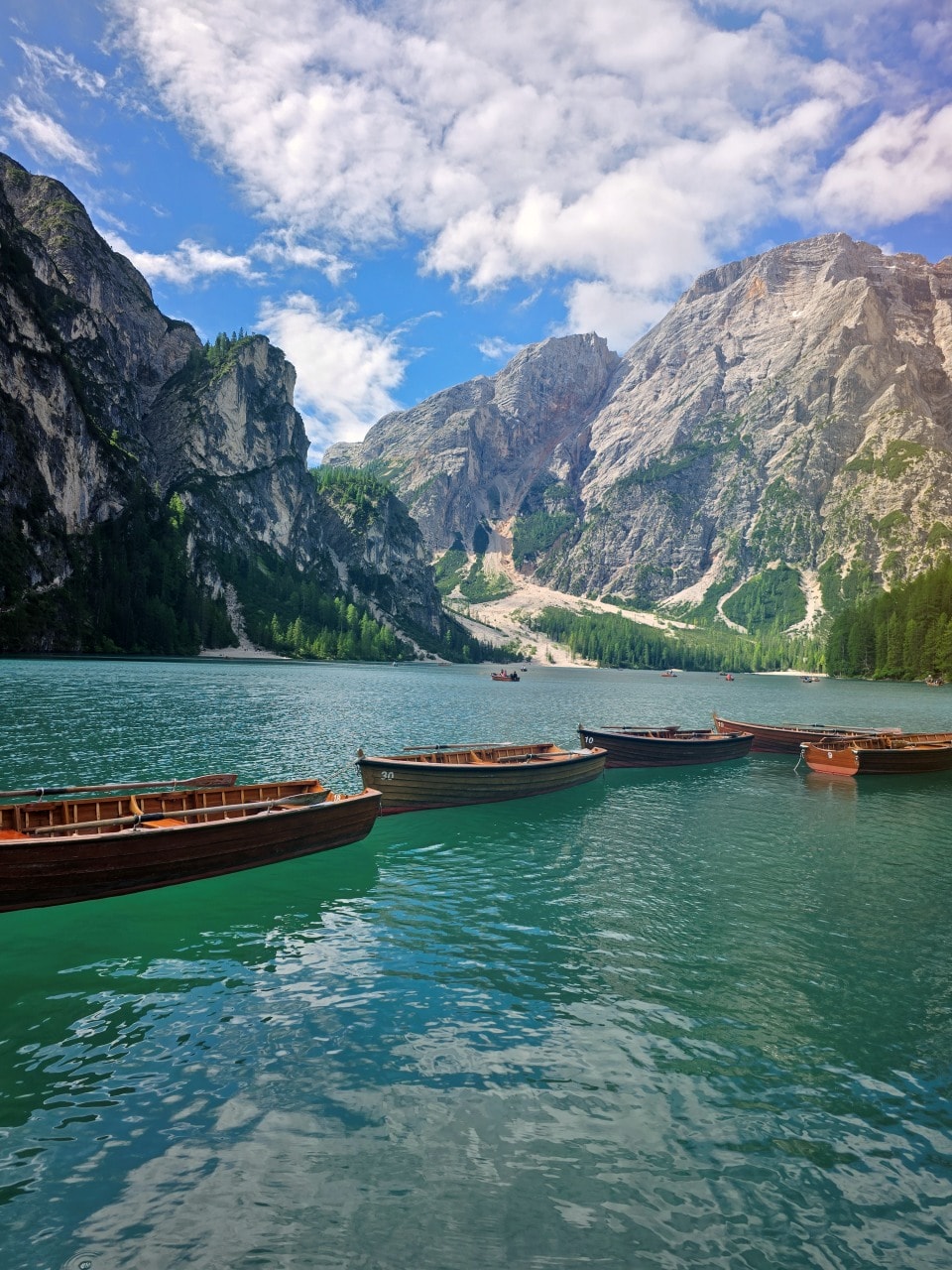 義大利 多洛米蒂 Dolomites 布萊埃斯湖 Lago di Braies。夢幻藍綠湖水上悠閒划船，享受多洛米堤的湖光山色。停車場預約須知。