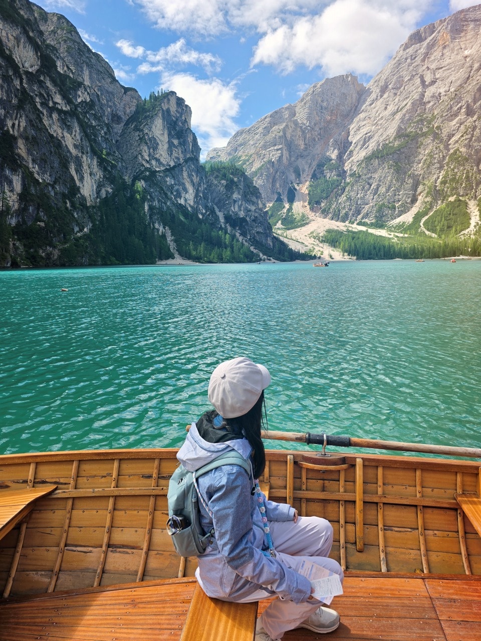 義大利 多洛米蒂 Dolomites 布萊埃斯湖 Lago di Braies。夢幻藍綠湖水上悠閒划船，享受多洛米堤的湖光山色。停車場預約須知。