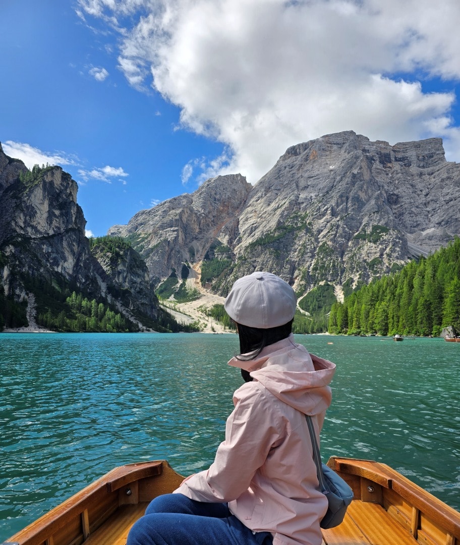 義大利 多洛米蒂 Dolomites 布萊埃斯湖 Lago di Braies。夢幻藍綠湖水上悠閒划船，享受多洛米堤的湖光山色。停車場預約須知。