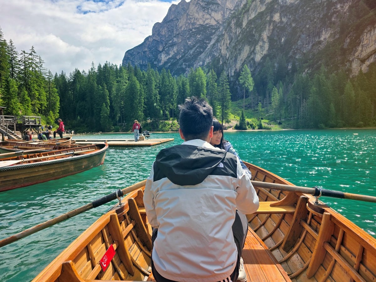 義大利 多洛米蒂 Dolomites 布萊埃斯湖 Lago di Braies。夢幻藍綠湖水上悠閒划船，享受多洛米堤的湖光山色。停車場預約須知。