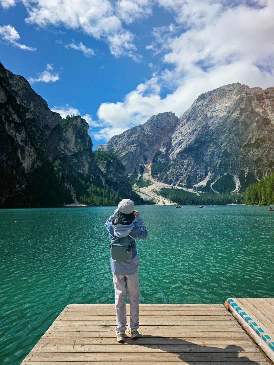 義大利 多洛米蒂 Dolomites 布萊埃斯湖 Lago di Braies。夢幻藍綠湖水上悠閒划船，享受多洛米堤的湖光山色。停車場預約須知。