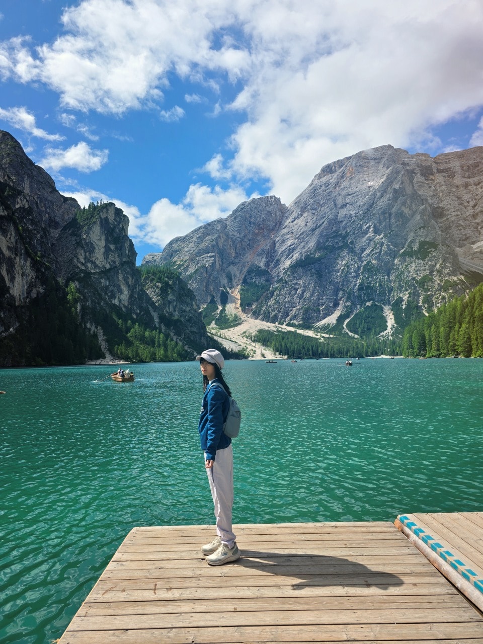 義大利 多洛米蒂 Dolomites 布萊埃斯湖 Lago di Braies。夢幻藍綠湖水上悠閒划船，享受多洛米堤的湖光山色。停車場預約須知。