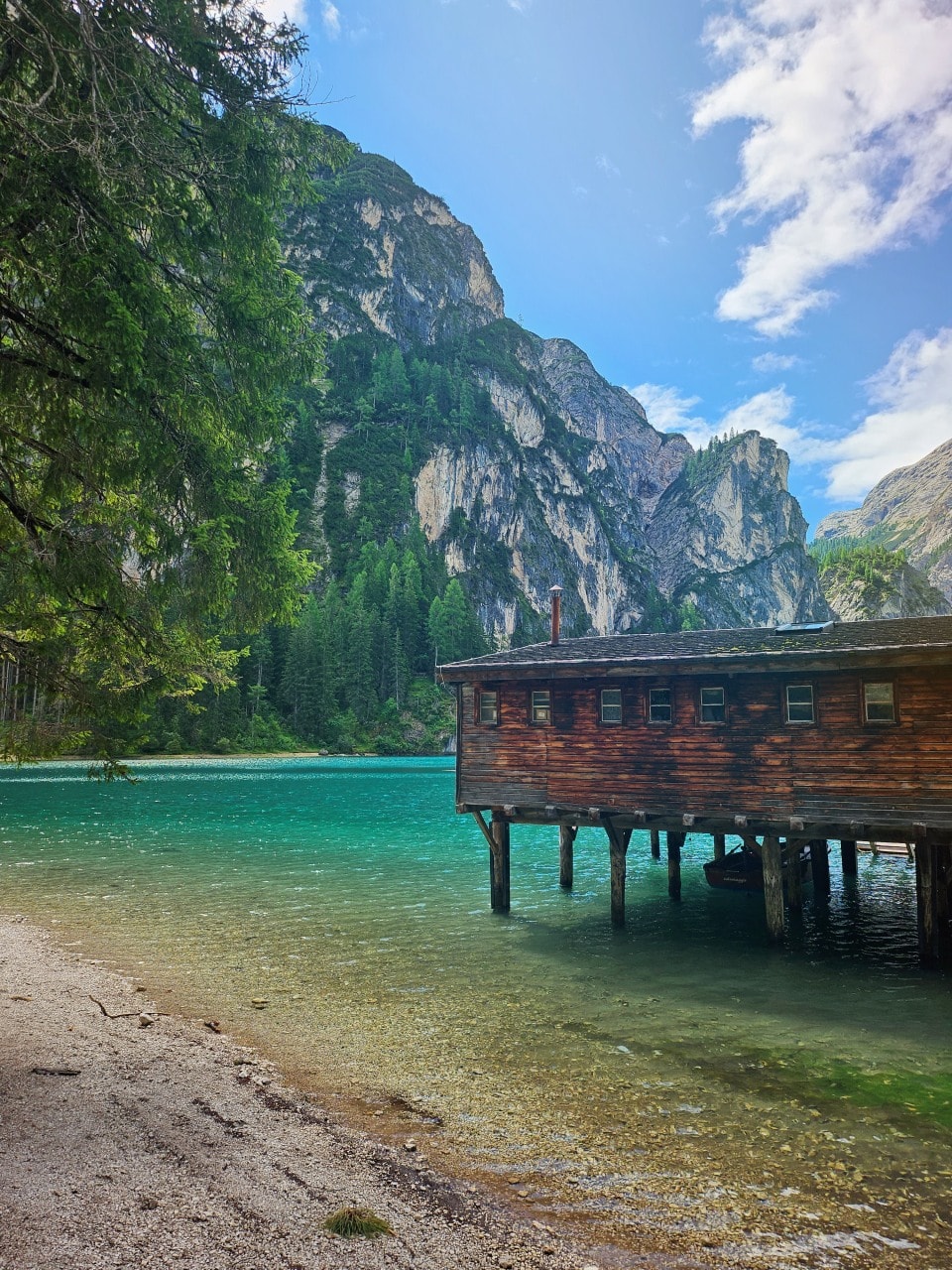 義大利 多洛米蒂 Dolomites 布萊埃斯湖 Lago di Braies。夢幻藍綠湖水上悠閒划船，享受多洛米堤的湖光山色。停車場預約須知。