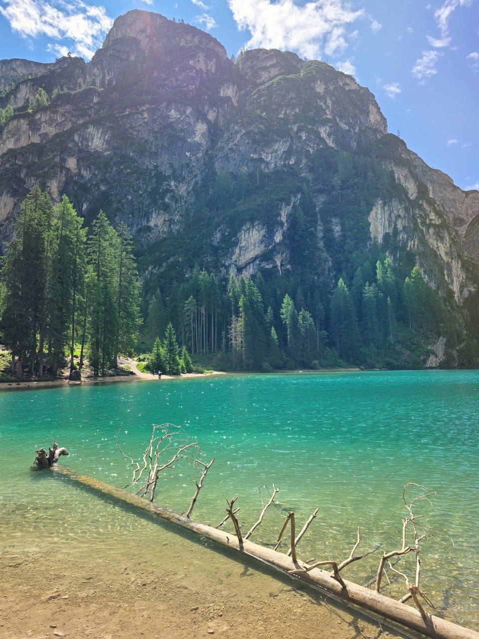 義大利 多洛米蒂 Dolomites 布萊埃斯湖 Lago di Braies。夢幻藍綠湖水上悠閒划船，享受多洛米堤的湖光山色。停車場預約須知。