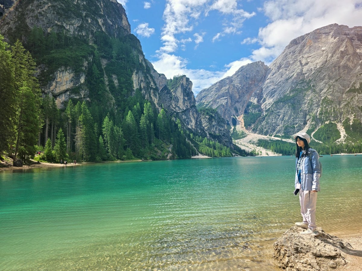 義大利 多洛米蒂 Dolomites 布萊埃斯湖 Lago di Braies。夢幻藍綠湖水上悠閒划船，享受多洛米堤的湖光山色。停車場預約須知。