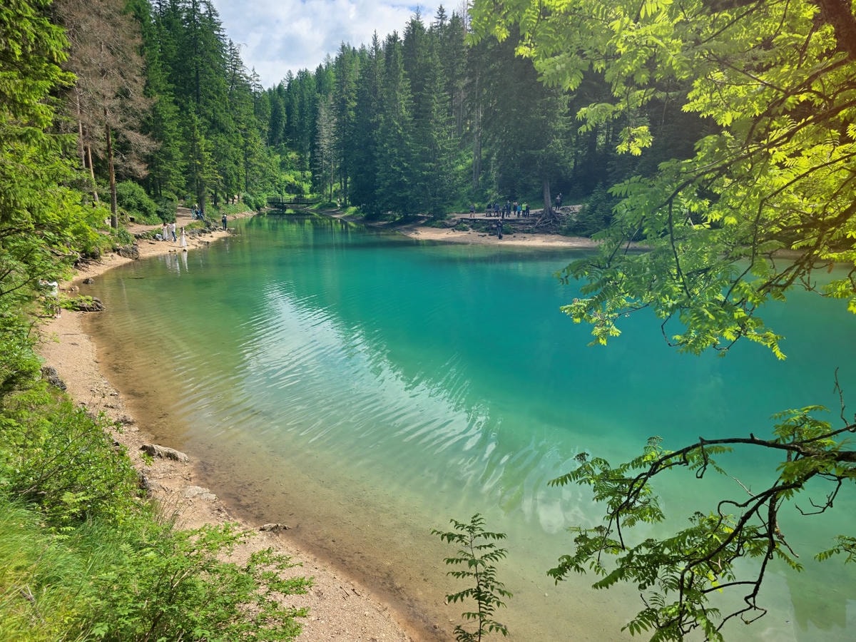 義大利 多洛米蒂 Dolomites 布萊埃斯湖 Lago di Braies。夢幻藍綠湖水上悠閒划船，享受多洛米堤的湖光山色。停車場預約須知。