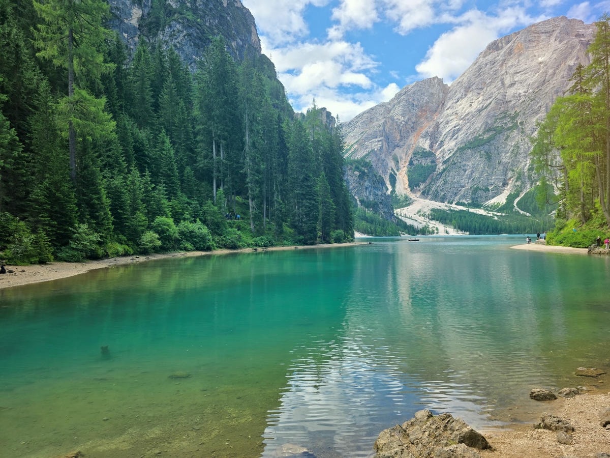 義大利 多洛米蒂 Dolomites 布萊埃斯湖 Lago di Braies。夢幻藍綠湖水上悠閒划船，享受多洛米堤的湖光山色。停車場預約須知。